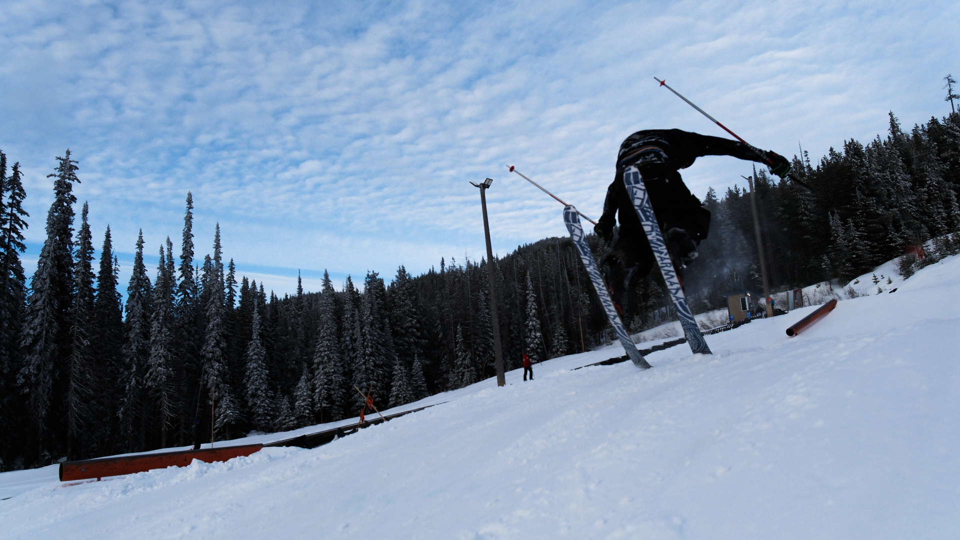 Skieur en figure dans le snowpark