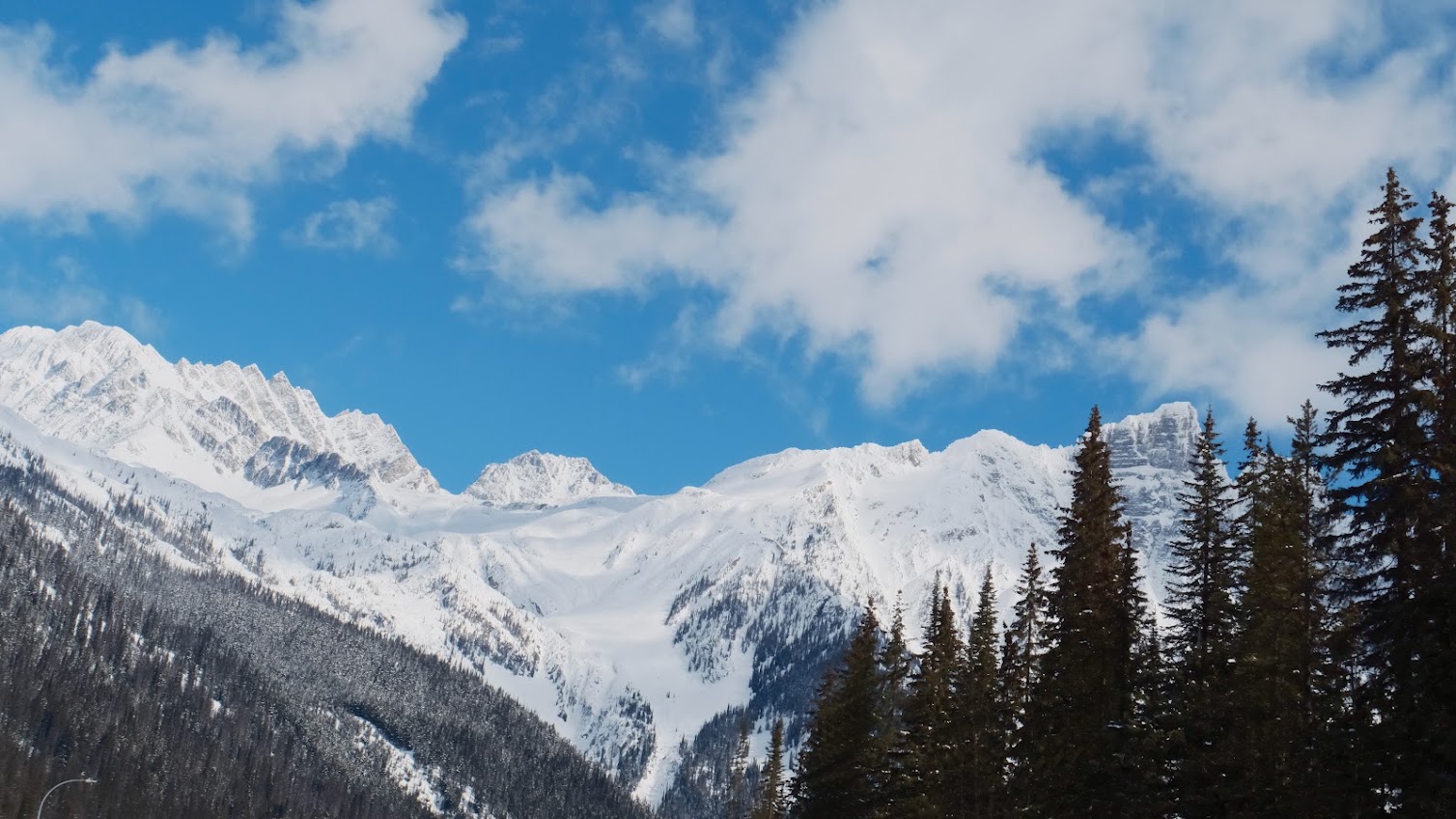 Chaîne de montagnes enneigées au lever du jour