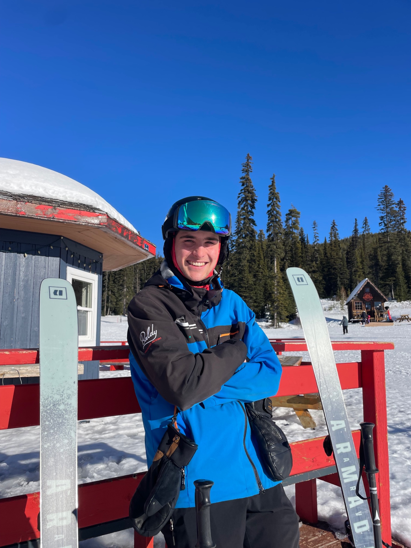 Skieur souriant sur la montagne