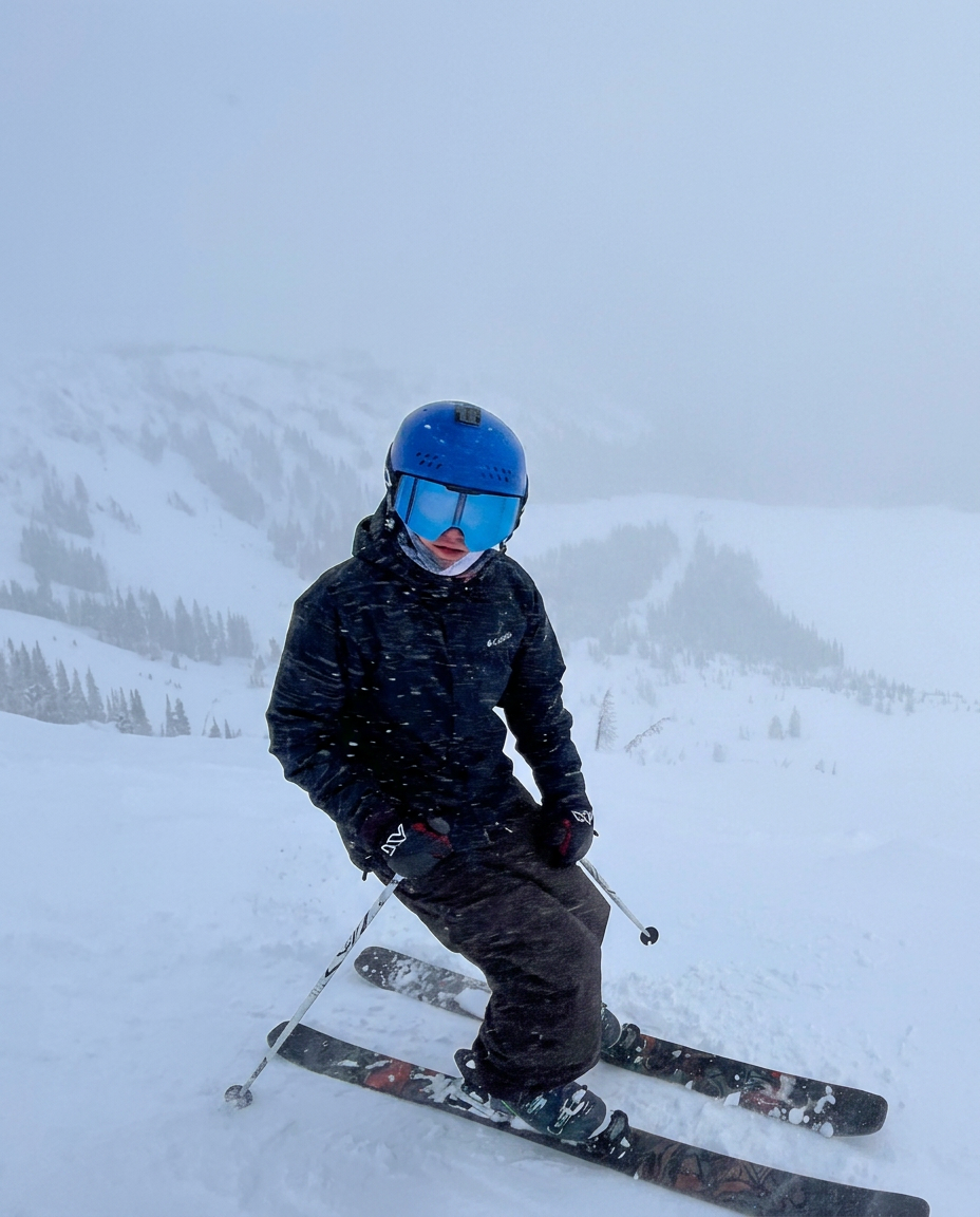 Félix Auger en skis dans la poudreuse un jour de tempête