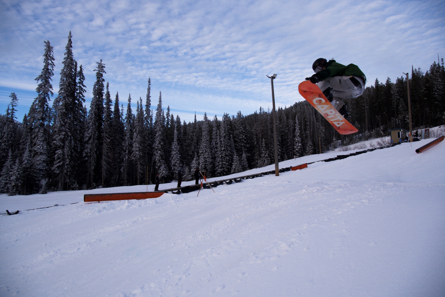 Planchiste en figure dans le snowpark