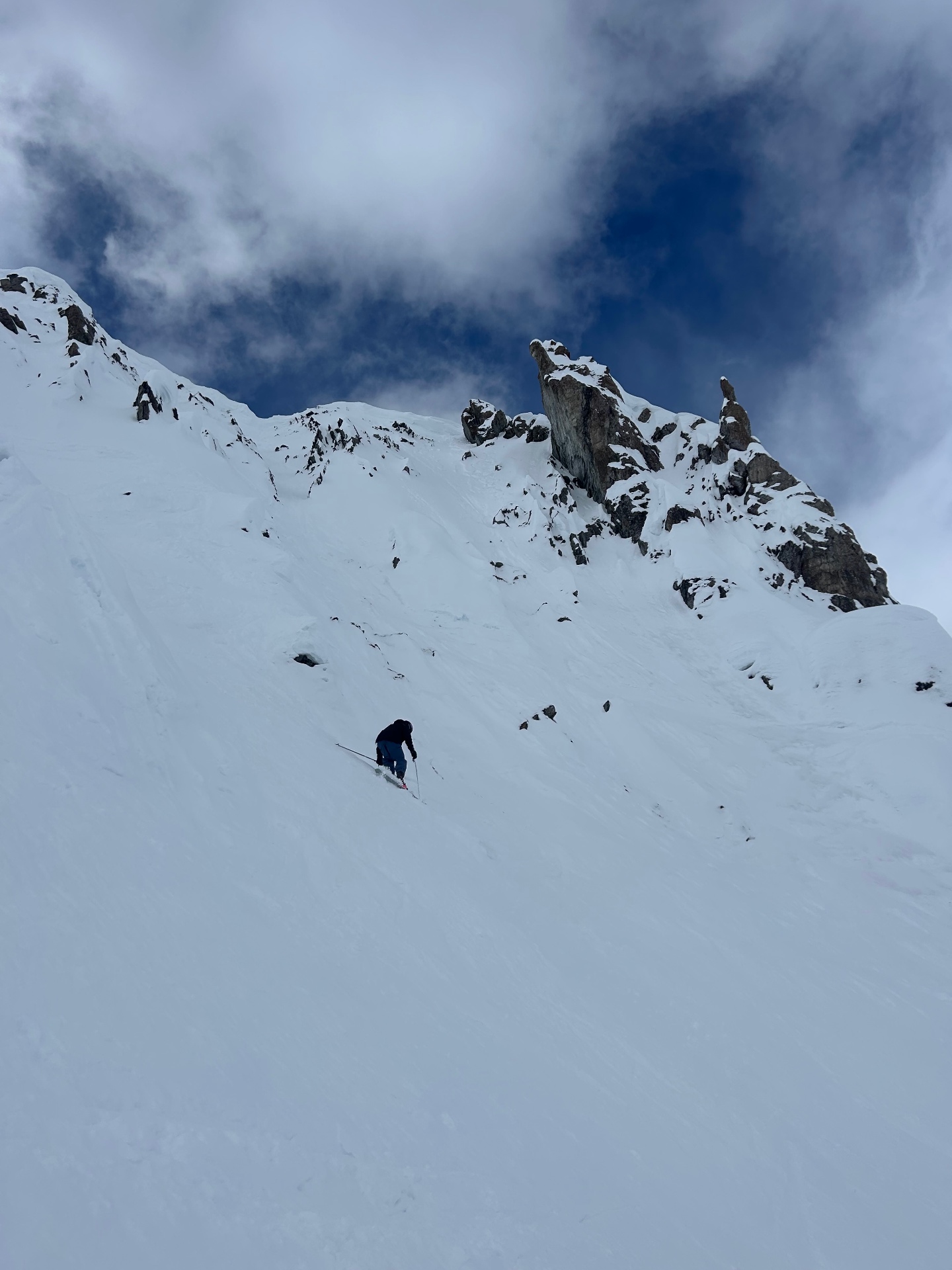 Skieur dans un couloir de haute montagne