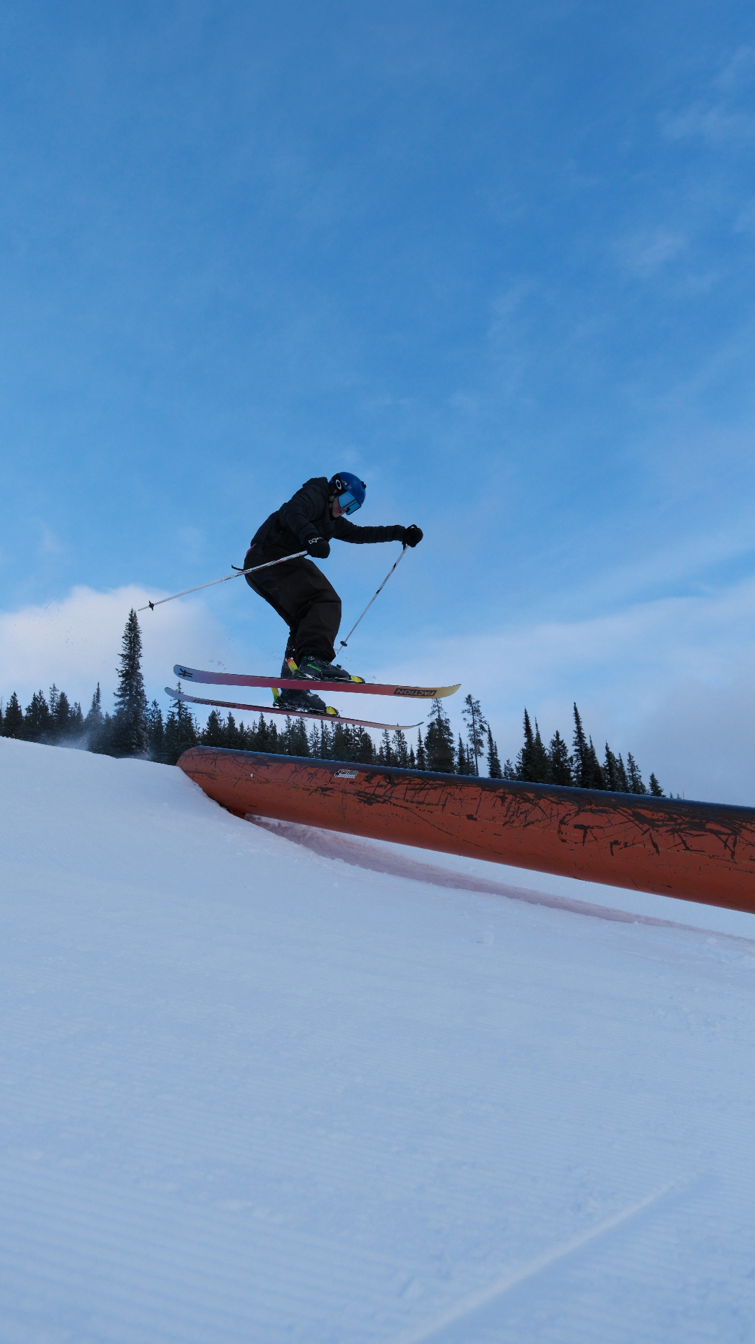 Skieur en figure au-dessus d'un rail