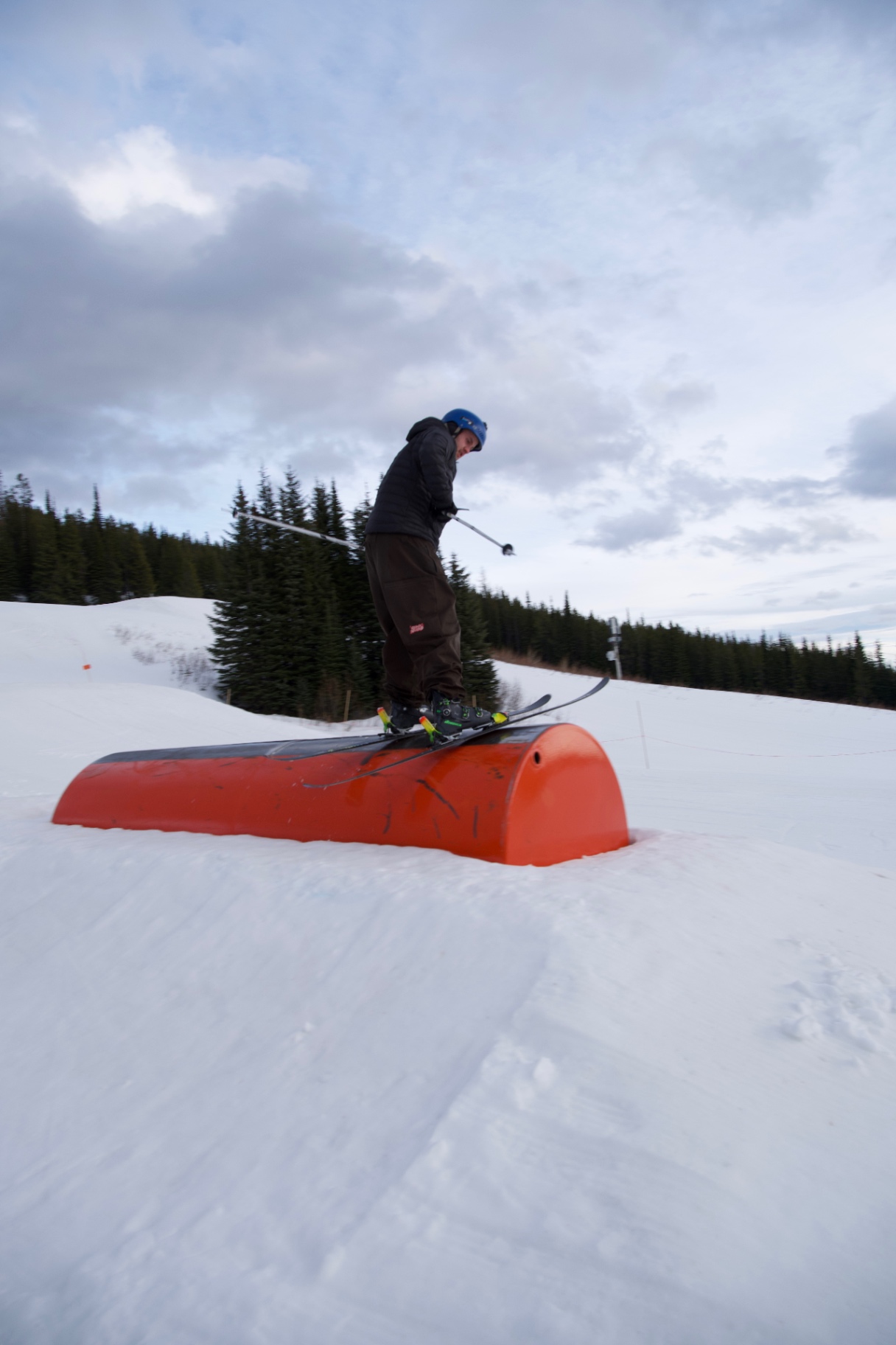 Skieur glissant sur un module dans le parc