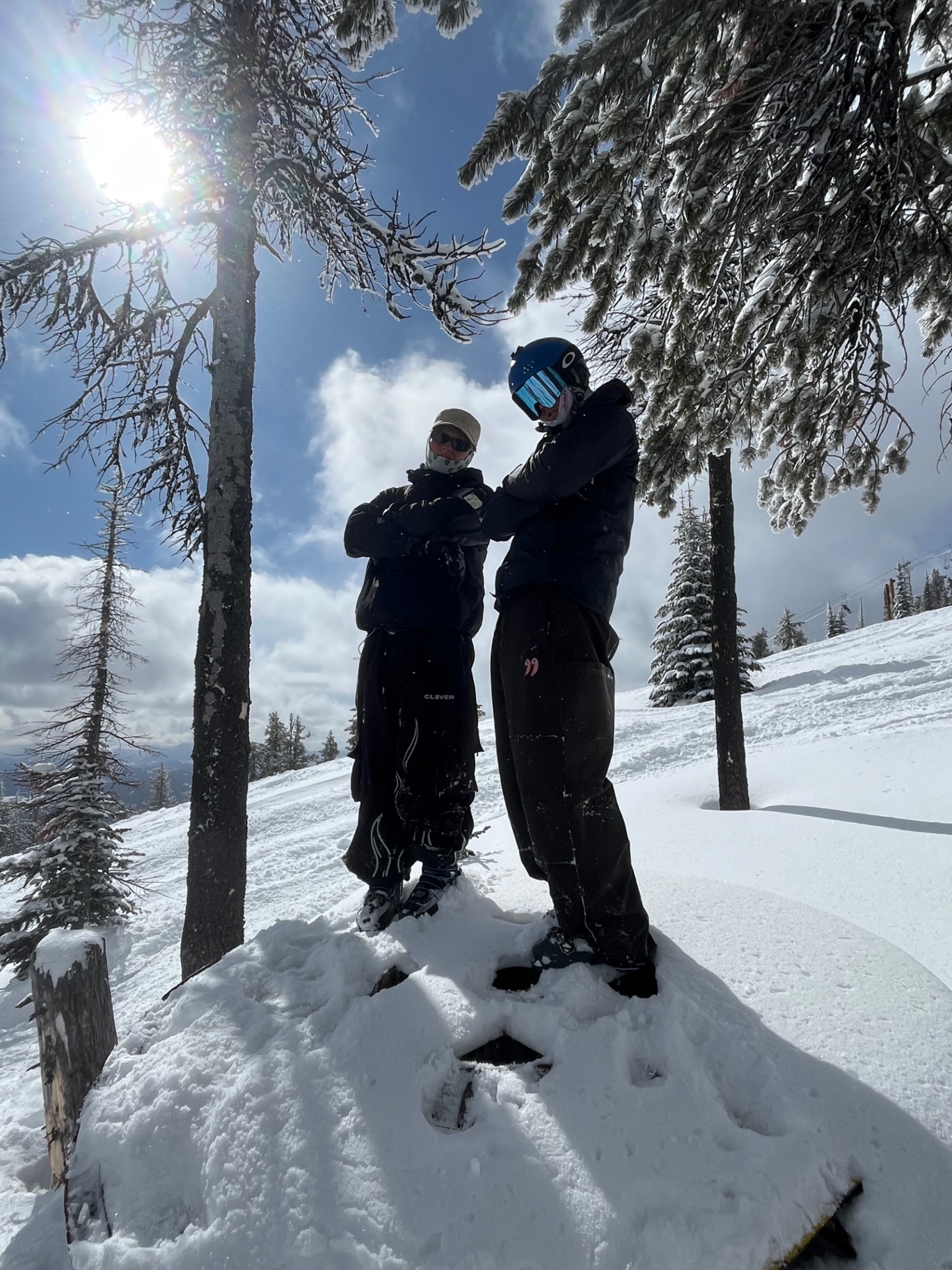 Mathieu et Félix dans les arbres enneigés