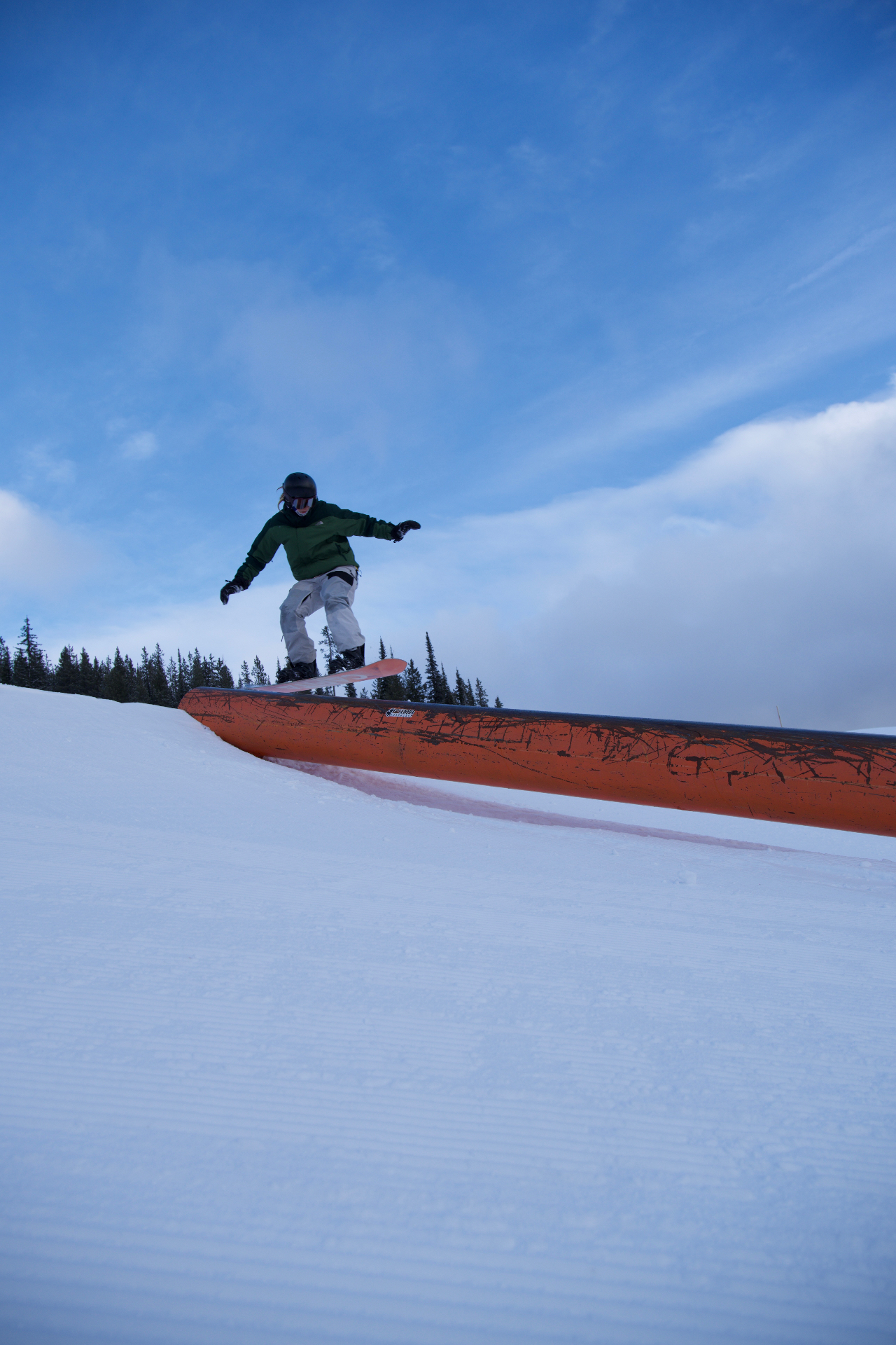 Planchiste sur un rail dans le snowpark